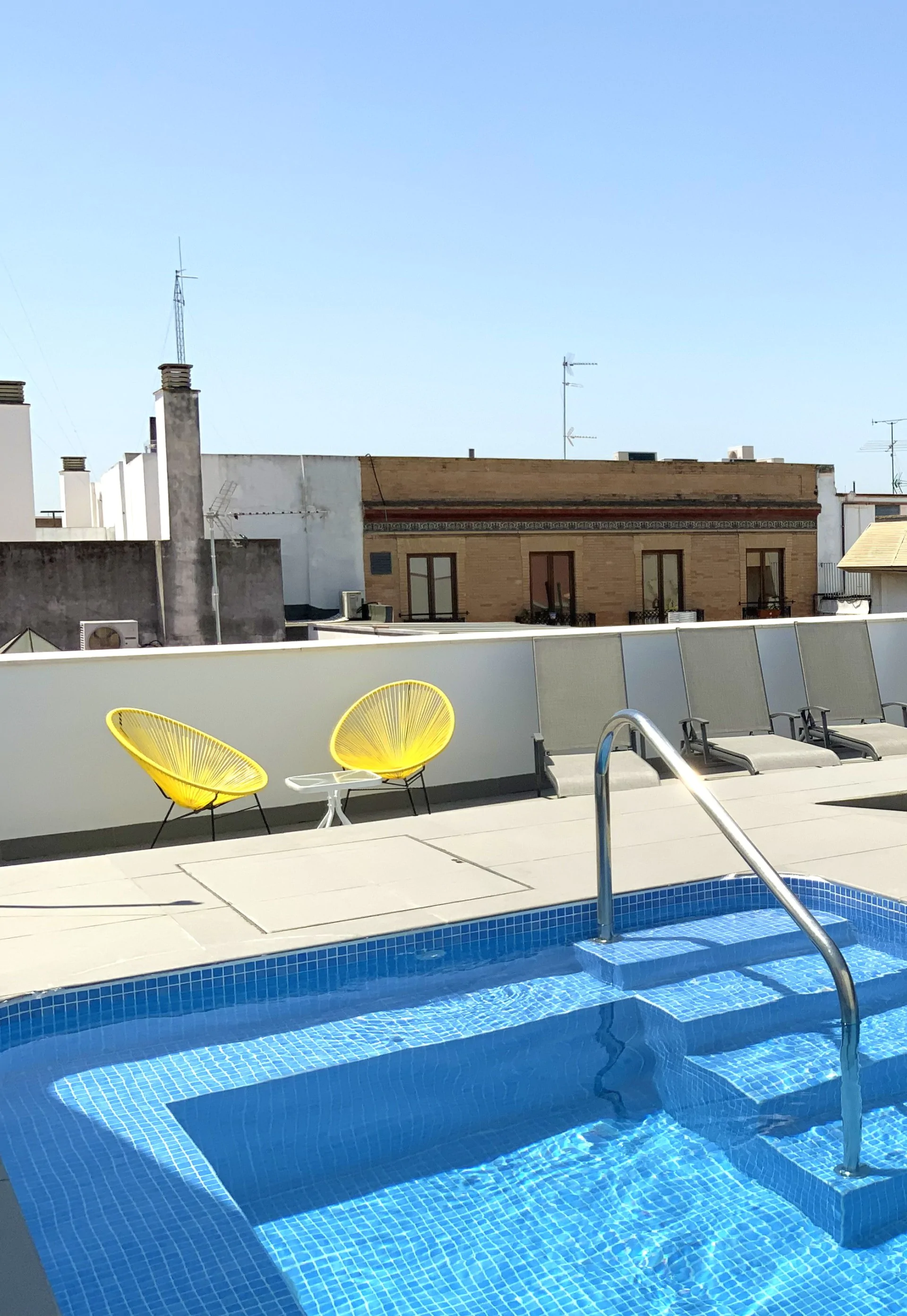 Piscina a la terrassa amb zona de descans a Sevilla