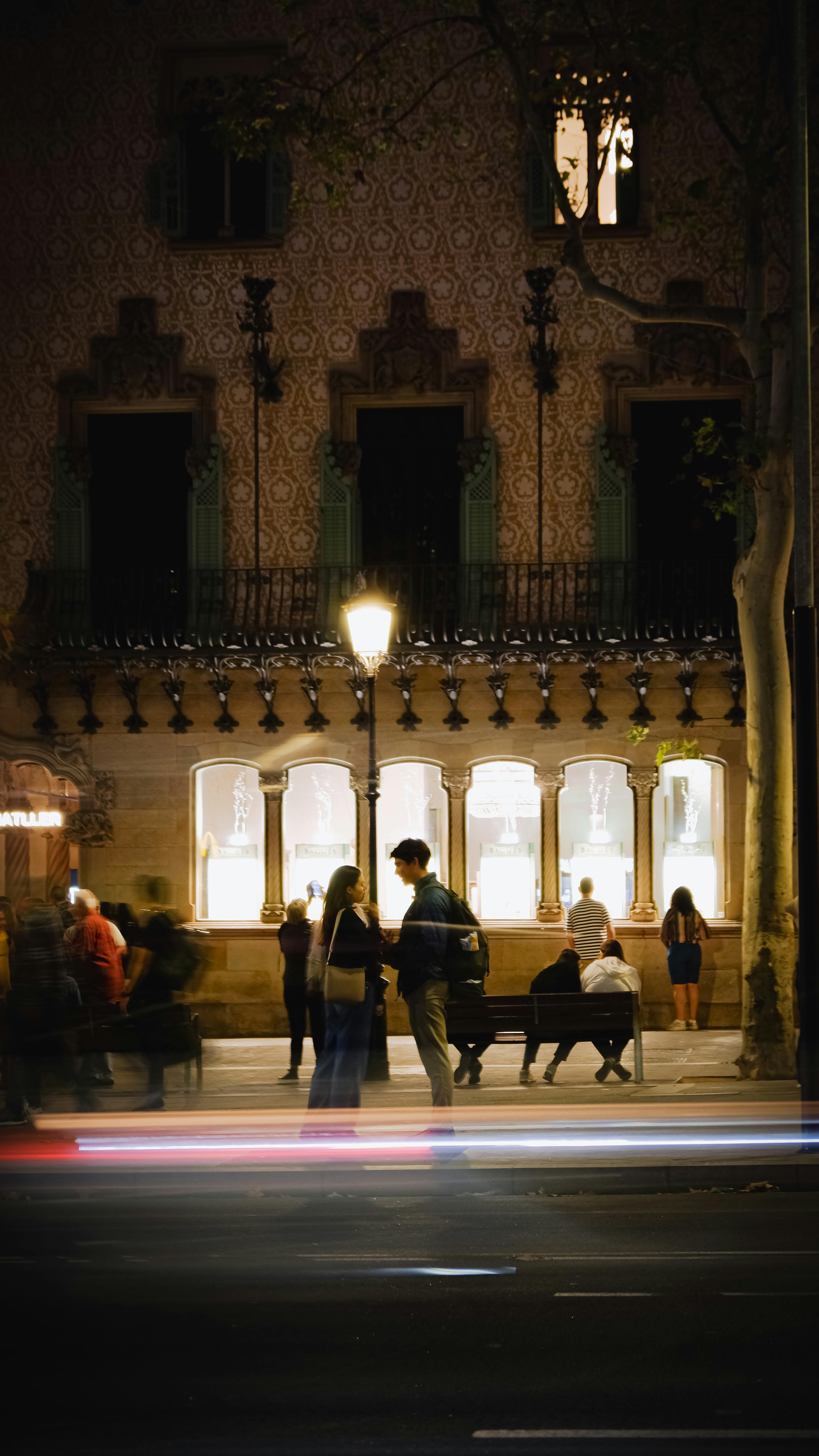 Barcelona de nit, barri il·luminat a l’estiu