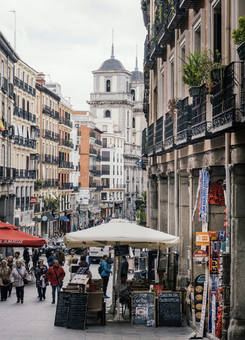 Vida local y terrazas en el centro de Madrid cerca de apartamentos Feelathome