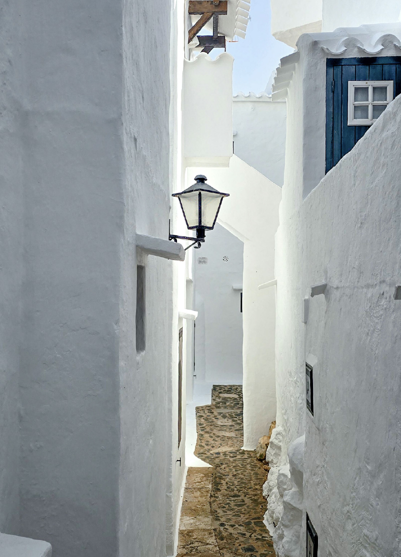 Calles blancas y esencia mediterránea en Costa Brava para unas vacaciones con Feelathome