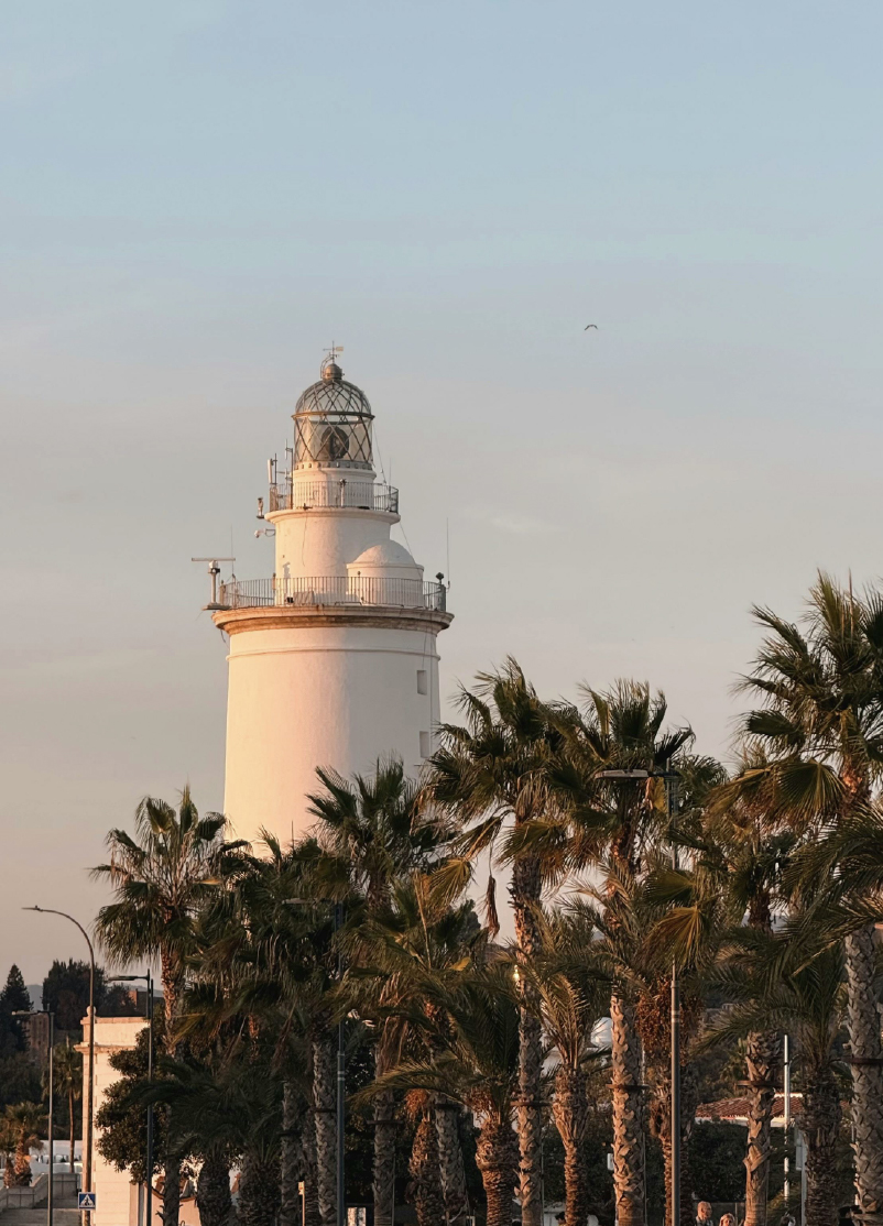 Faro y paseo marítimo de Málaga cerca de alojamientos Feelathome junto al mar