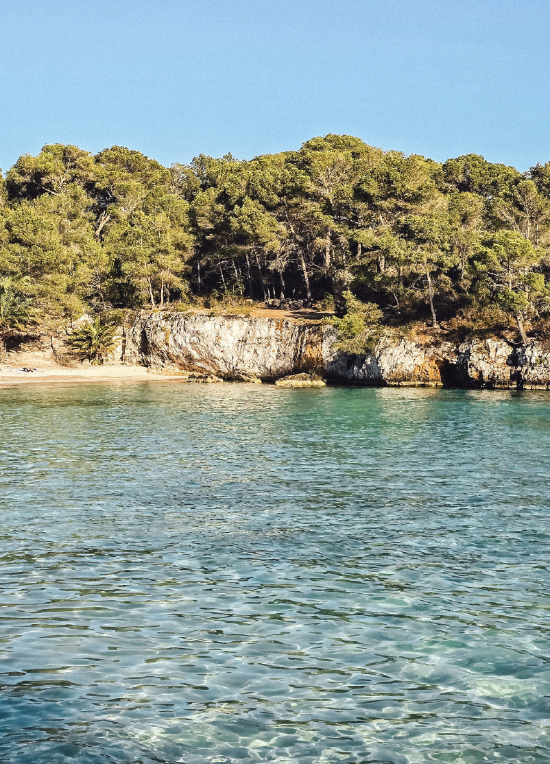 Cala natural en Mallorca con aguas turquesas cerca de alojamientos Feelathome