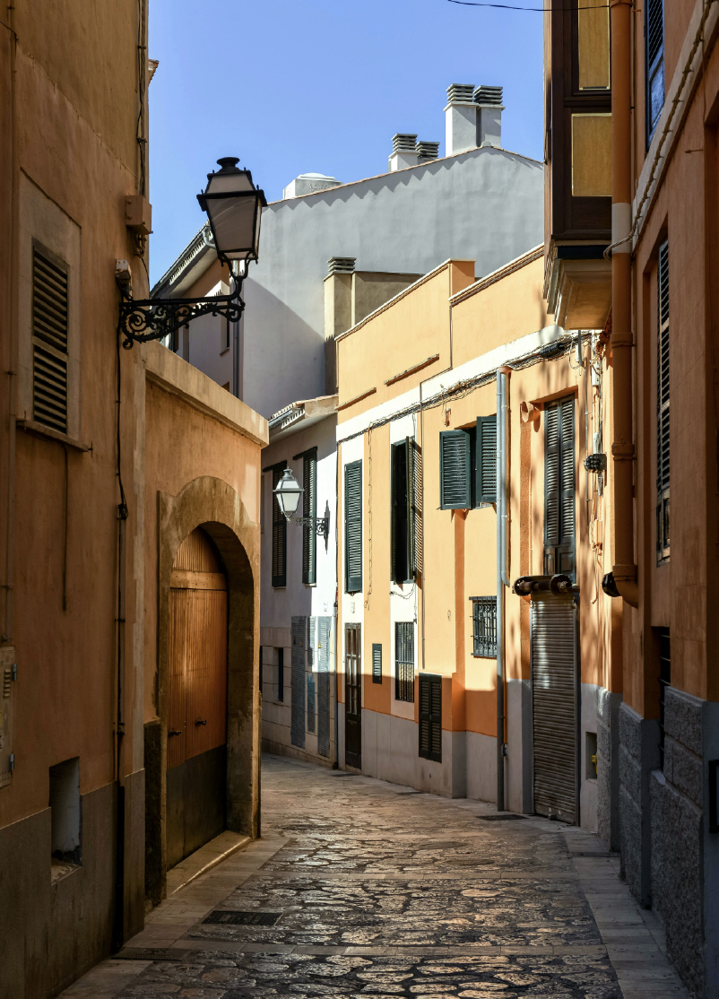 Calles tranquilas y arquitectura mediterránea en Mallorca junto a alojamientos Feelathome
