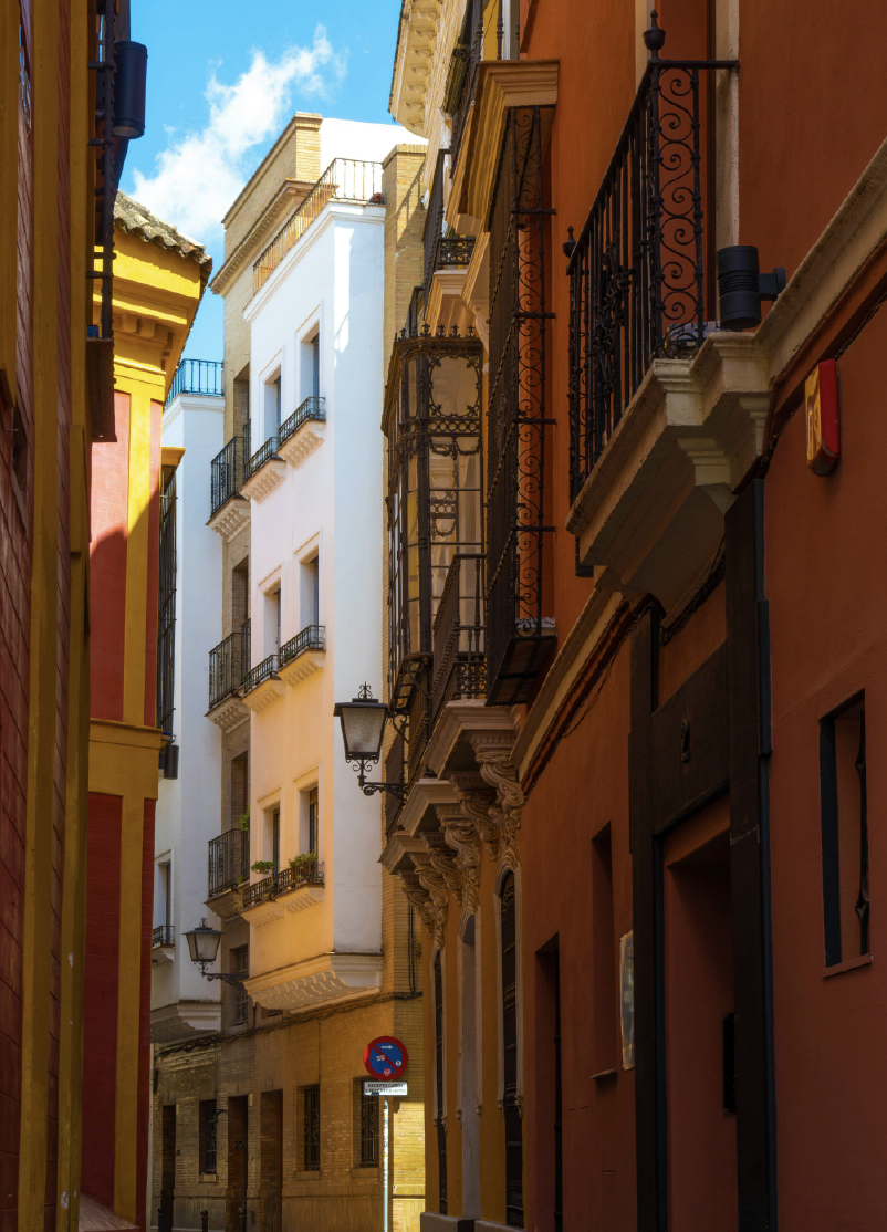 Calles con balcones tradicionales en Sevilla cerca de apartamentos Feelathome en el centro