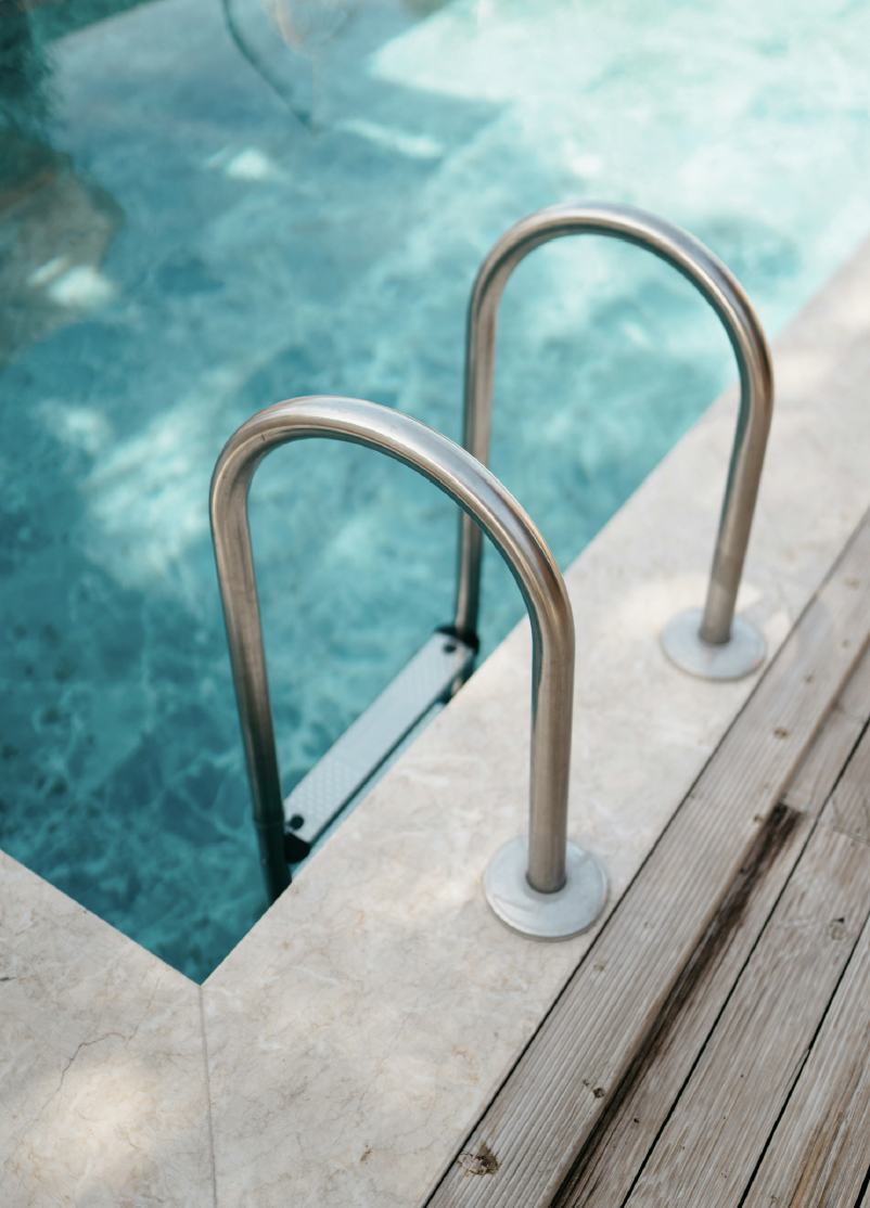 Piscina para refrescarse en verano en alojamientos Feelathome en Sevilla